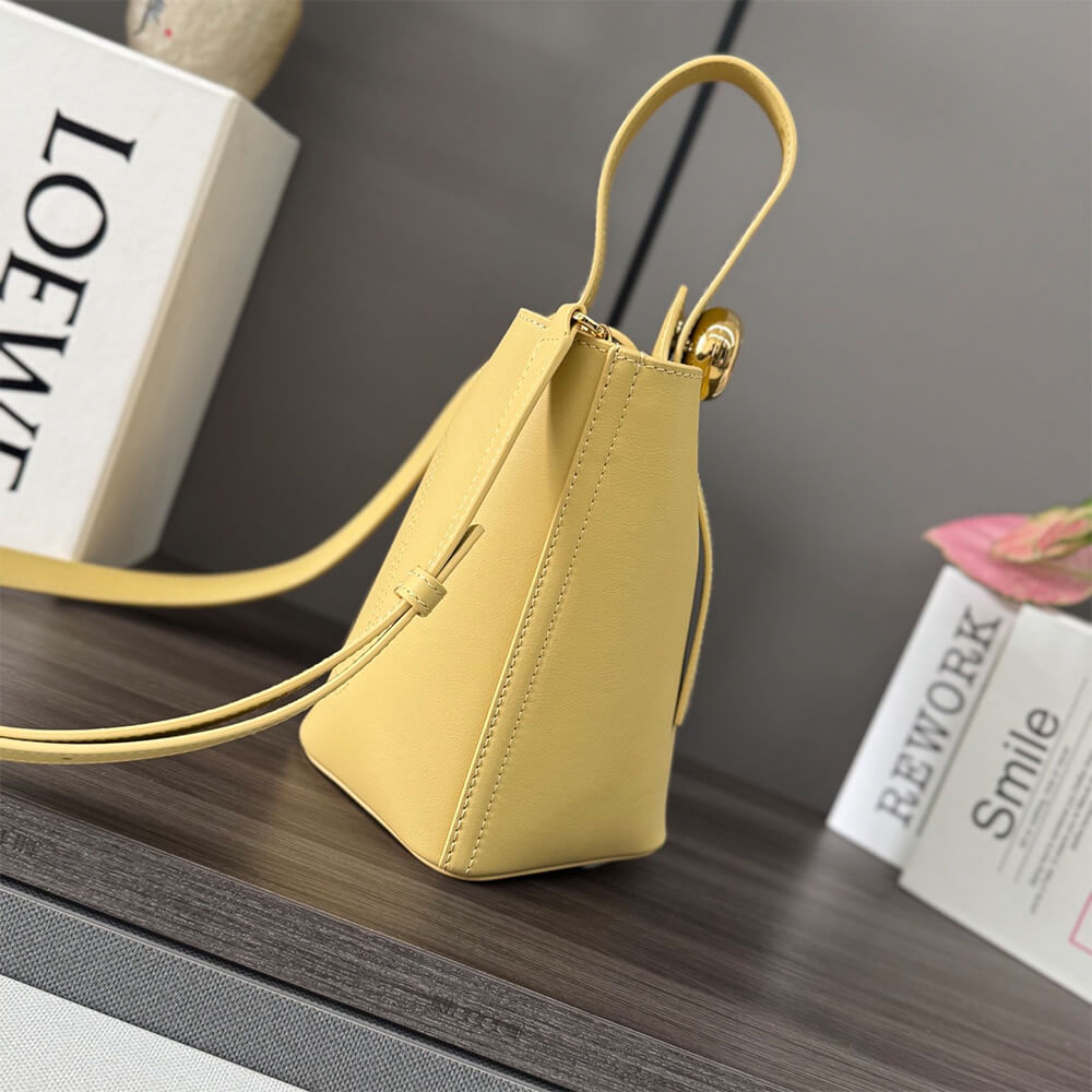 LOEWE Mini Pebble bucket in smooth calfskin(high-end grade)