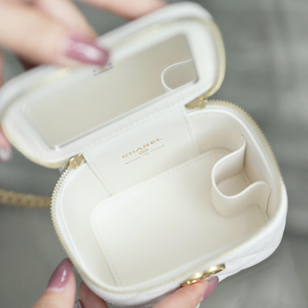 CHANEL Quilted Heart Crush Mini Vanity with Chain(high-end grade)